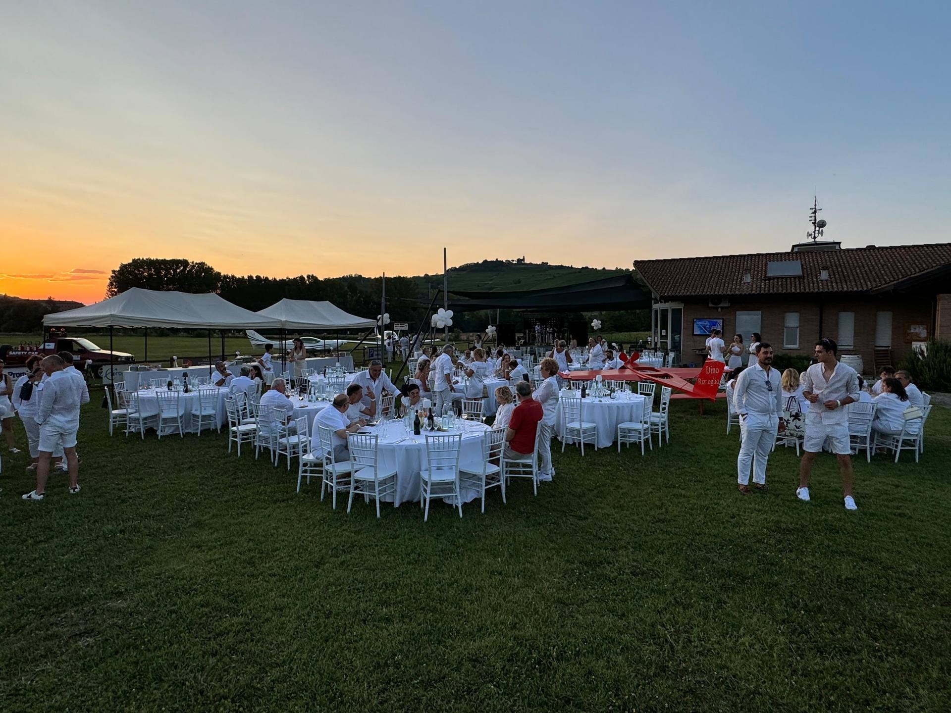 Cena in bianco all'Aviosuperficie Boglietto, esperienza esclusiva nel Monferrato