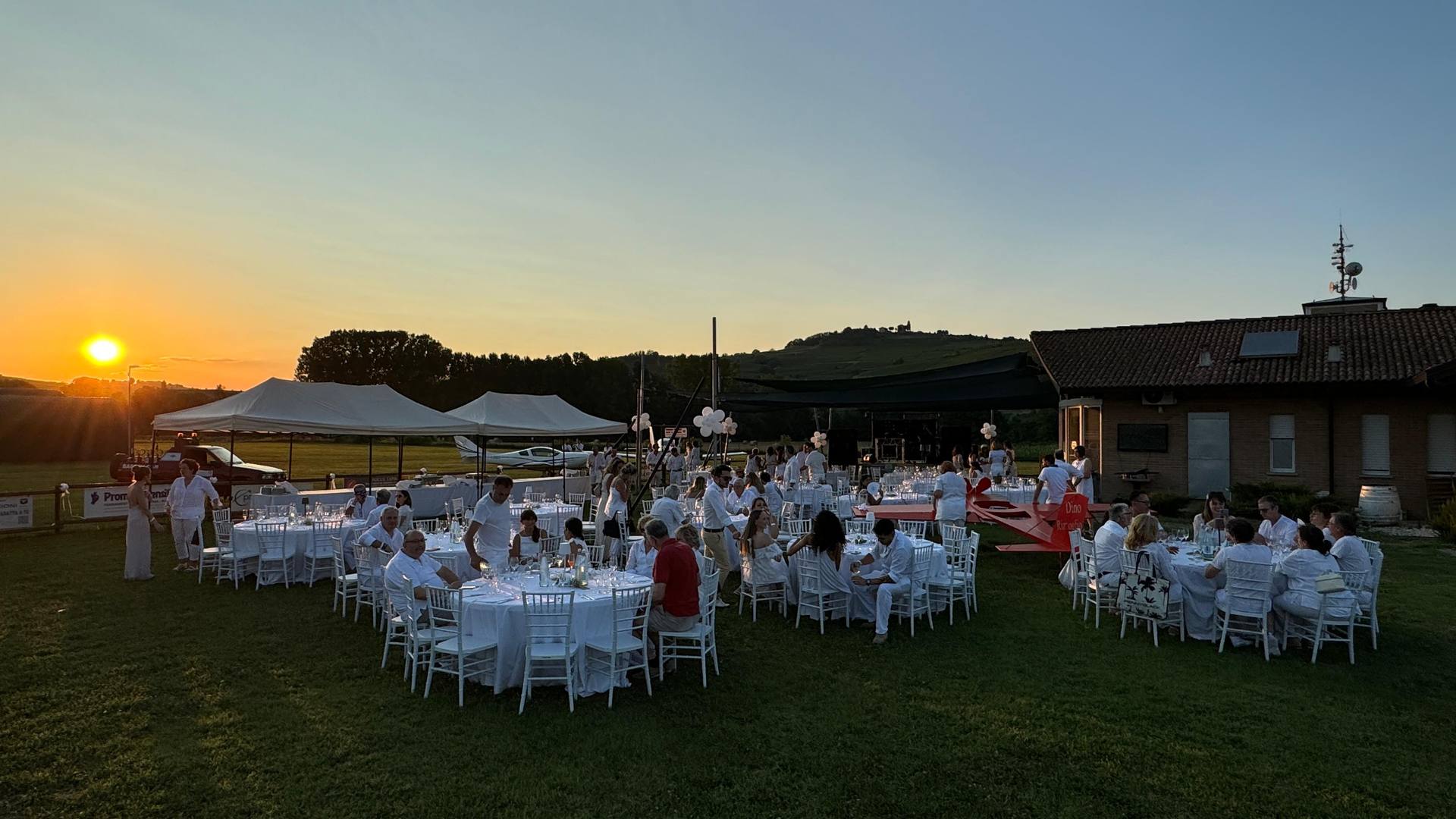 Cena in bianco all'Aviosuperficie Boglietto, esperienza esclusiva nel Monferrato